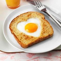 Tostada-decorada-con-huevo-frito-con-forma-de-corazon