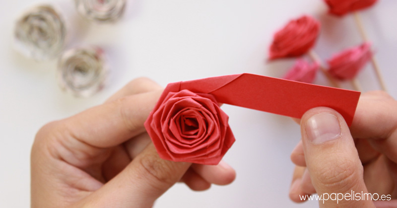 Cómo hacer rosas enrollando una tira de papel (quilling) | Papelisimo