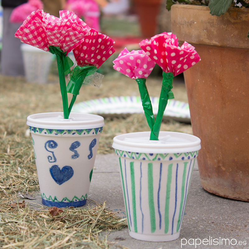 Flores-de-papel-en-macetas-hechas-con-vasos-de-cafe-Manualidades-infantiles-Reciclaje