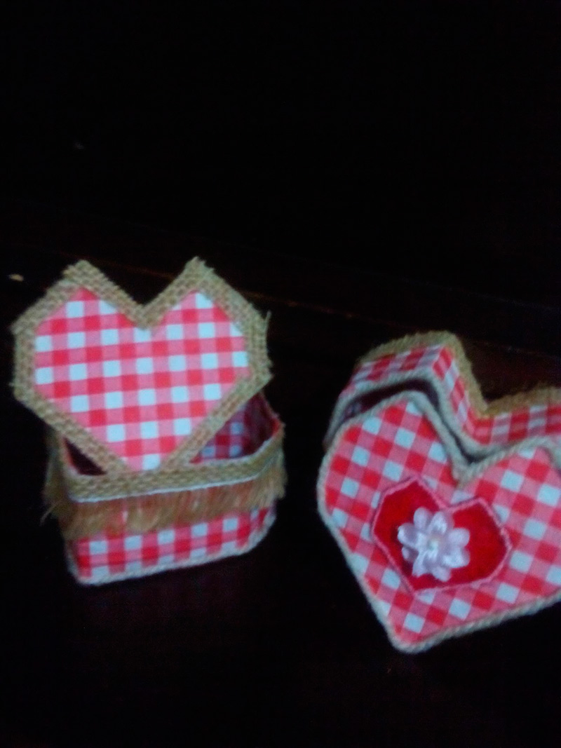 Caja-de-corazón-decorada-con-tela