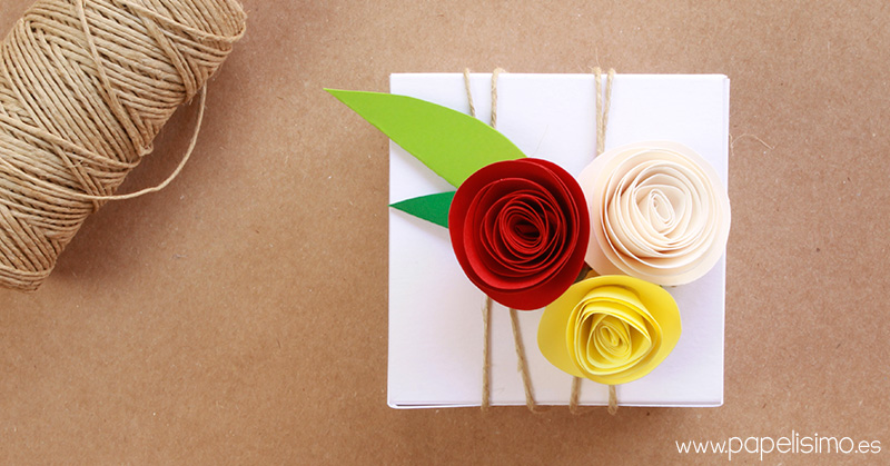 Cajas-originales-regalo-cartulina-con-flores-y-cuerda