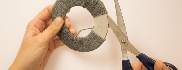 Como-hacer-pompones-de-lana-Yarn-Pom-Poms