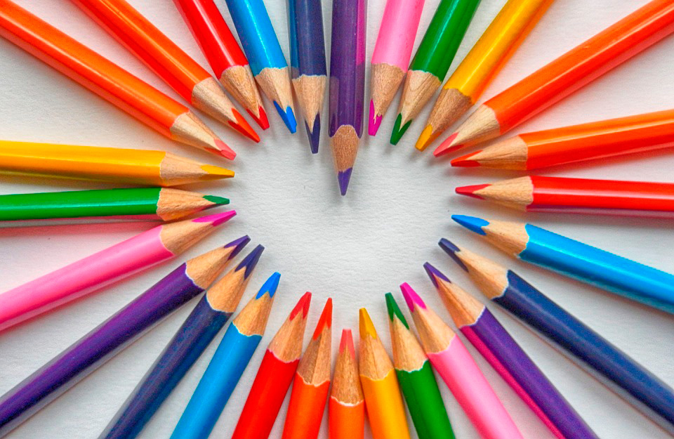 Lápices de colores forma corazón
