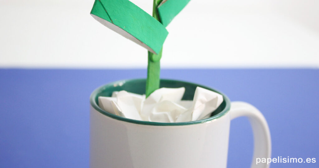Sujetar-flores-de-rollos-de-carton-papel-higiénico-con-papel