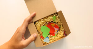 Caja de regalo hecha a mano rellena confeti de corazones de papel