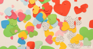 Confeti de corazones de papel hecho a mano