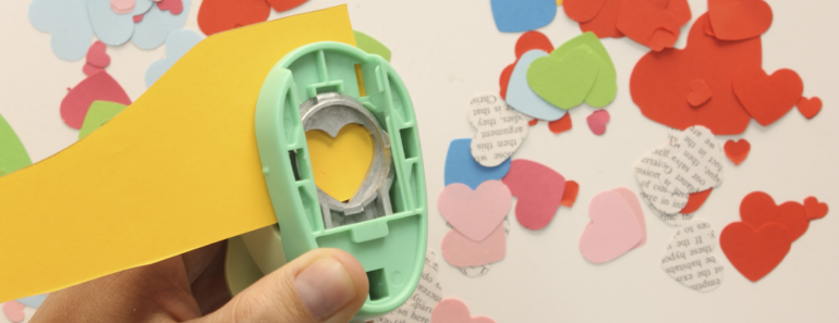 Confeti de corazones de papel hecho a mano