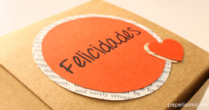 Etiqueta felicidades caja de regalo hecha a mano corazones de papel